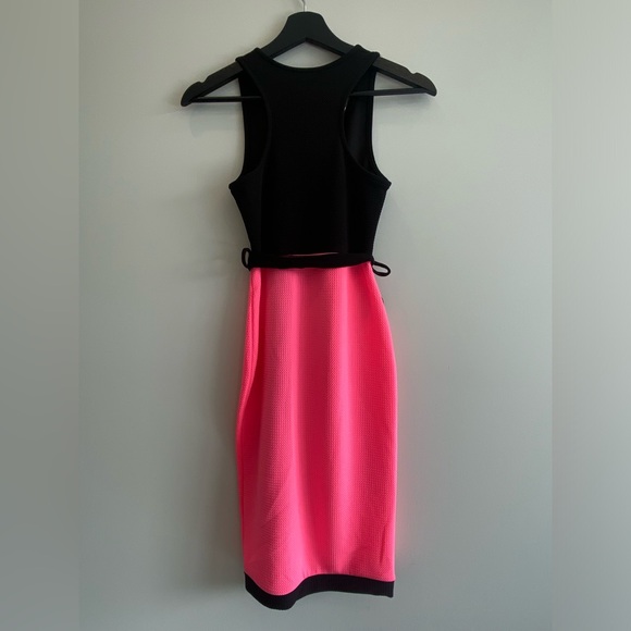 NWT: Hot Pink & Black Dress with tie waist belt (M) - Picture 2 of 3